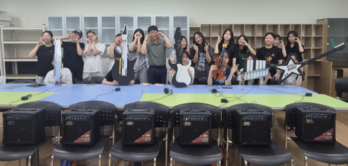 학성여자고 학생들이 24일 점자 전자악기를 제작하고 기념사진을 찍고있다. 울산교육청 제공