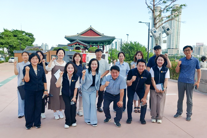 울산시의회 문화복지환경위원회 이성룡 의원과 권영애 의원은 24일 중구 태화동 일대 관광․상권 활성화 방안을 모색하기 위해 울산시·중구 관광, 전통시장, 도시재생 관계자들과 함께 현장방문을 실시했다. 울산시의회 제공