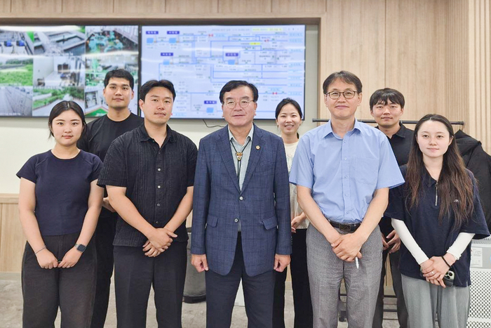 울산시의회 홍성우 부의장은 24일 본격적인 장마와 태풍 등 우기를 앞두고 상수원보호구역 내 주원천,연화천 인근의 침수 피해를 예방하기 위해 한국수자원공사 울산권지사를 방문해 관계자들과 주요 현안을 공유했다. 울산시의회 제공