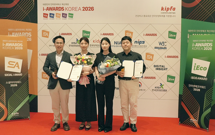 BNK경남은행 이명훈 부장(사진 왼쪽 첫번째)과 직원들이 ‘소셜아이어워드 2026 시상식’에서 은행분야 인스타그램 대상과 유튜브 대상을 받은 뒤 기념촬영을 하고 있다.
