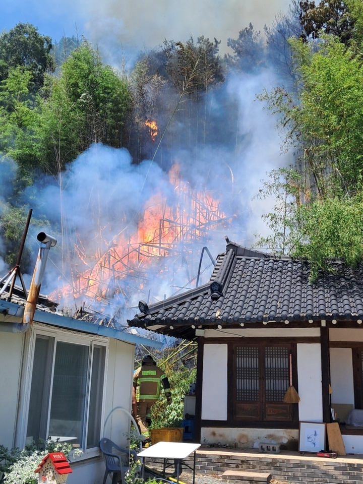 지난 24일 낮 12시 36분께 울산 울주군 두동면 구미리 인근 한 야산에서 화재가 발생했다. 울산소방본부 제공.