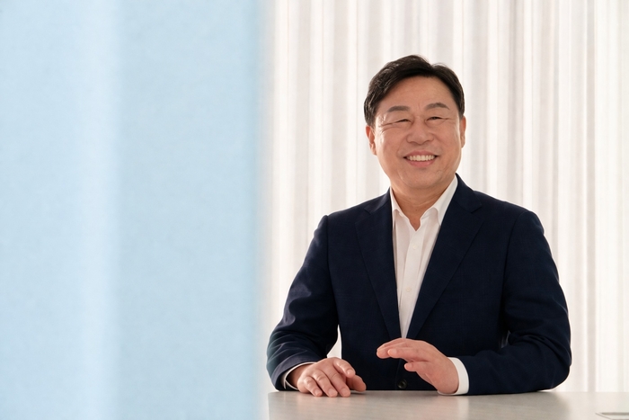 진보당이 단일 대표 체제로 전환한 뒤 첫 당 대표에 김종훈 전 울산 동구청장을 선출했으며, 김 대표는 2028년 총선 승리와 제3정당 도약을 핵심 목표로 제시했다.