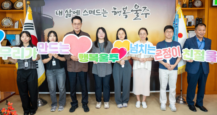 울산 울주군이 지난 24일 군청 소회의실에서 이순걸 군수와 관계 공무원 등이 참석한 가운데 올해 2분기 친절공무원 격려 및 직원 간담회를 개최했다.
