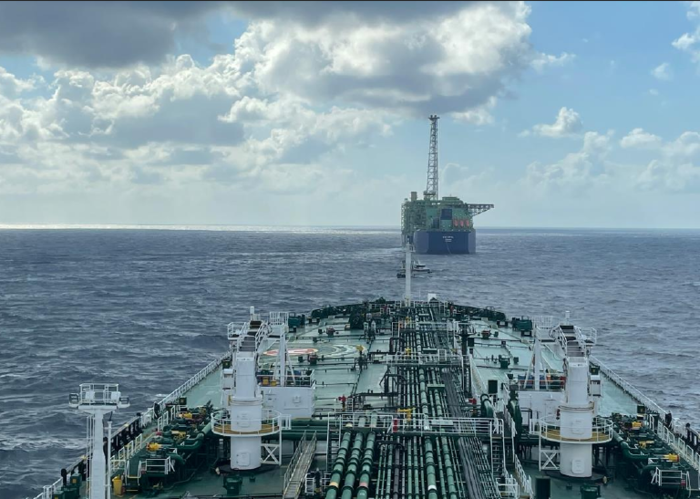 유조선이 지난 24일 초경질유를 선적을 위해 바로사가스전 부유식 복합생산설비(FPSO)에 접안하고 있다.