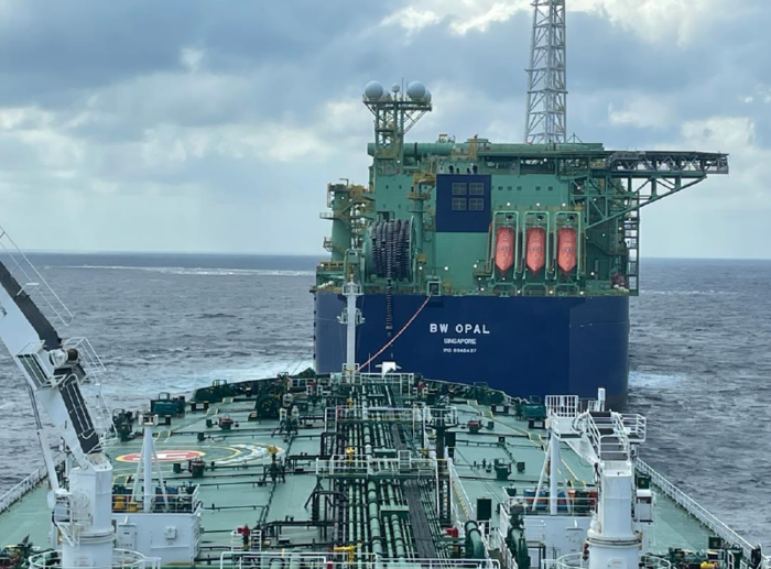유조선이 지난 24일 초경질유를 선적을 위해 바로사가스전 부유식 복합생산설비(FPSO)에 접안하고 있다.