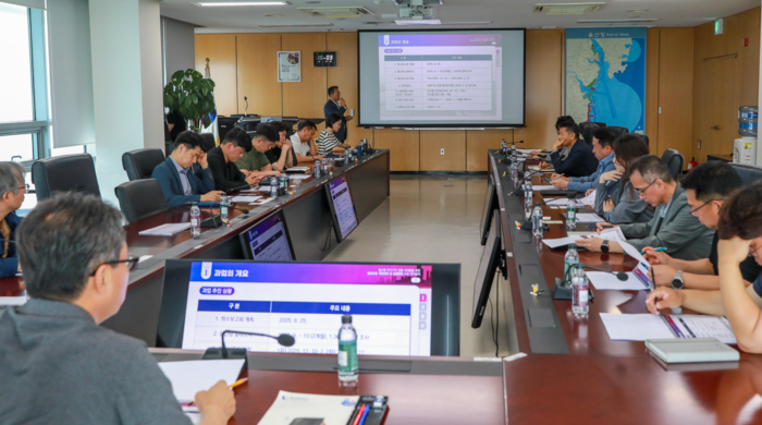 울산항만공사(사장 변재영)는 27일 대회의실에서 ‘울산항 부가가치 창출 극대화를 위한 항만산업 지원전략 및 실행방안 수립 연구용역’ 최종보고회를 개최했다.