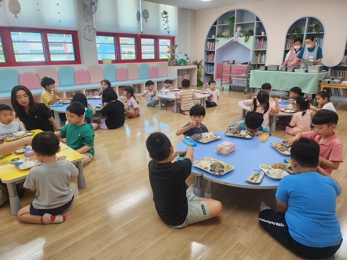 상진초 병설유치원 원아들이 24일 직장어린이집에서 만든 급식을 먹고있다. 울산교육청 제공