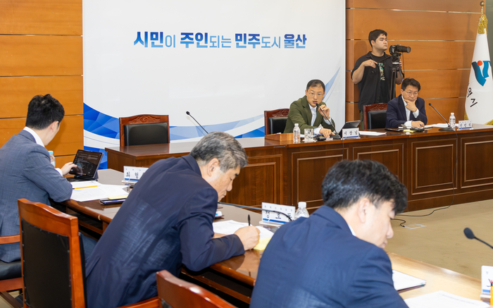 트램 관련 대응 회의가 열린 27일 울산시청 상황실에서 김상욱 울산시장이 회의를 주재하고 있다. 최지원 기자