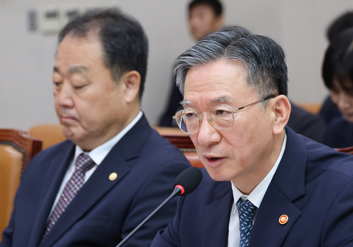 정성호 법무부 장관이 27일 국회에서 열린 법제사법위원회 전체회의에서 의원 질의에 답하고 있다. 연합뉴스