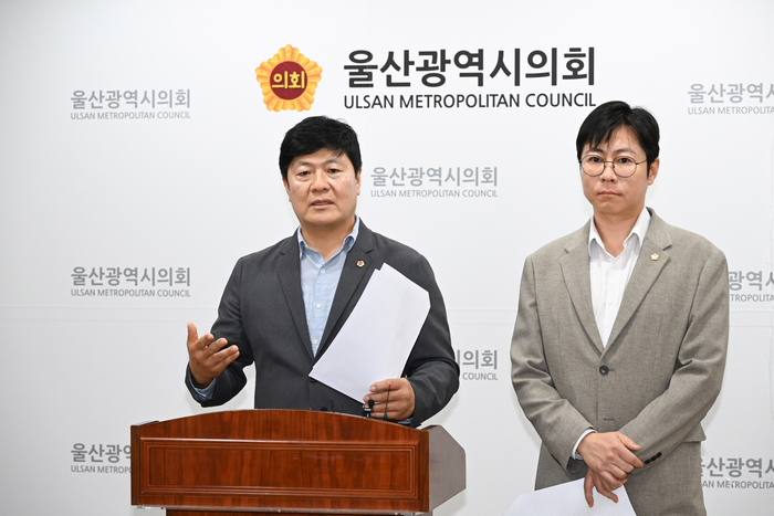 울산시의회 공진혁 의회운영위원장과 김대영 부위원장은 27일 울산시의회 프레스센터에서 기자회견을 열고 김상욱 시장의 허위주장과 의회 모독을 강력 규탄했다. 울산시의회 제공