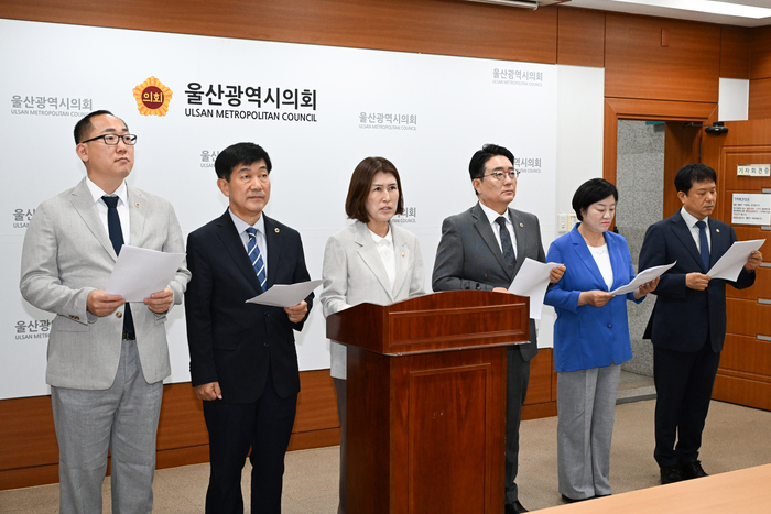 울산시의회 더불어민주당 의원 6명은 27일 울산시의회 프레스센터에서 기자회견을 열고 국민의힘 의원을 향해 발목잡기 정치를 멈추라고 촉구했다. 울산시의회 제공