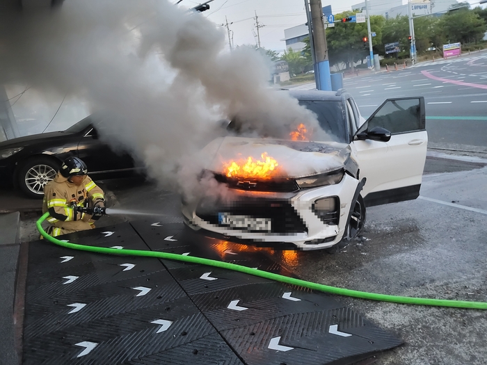 26일 오전 5시19분께 울산 북구에서 주행 중이던 승용차 보닛에서 불이 나는 사고가 났다. 울산소방본부 제공