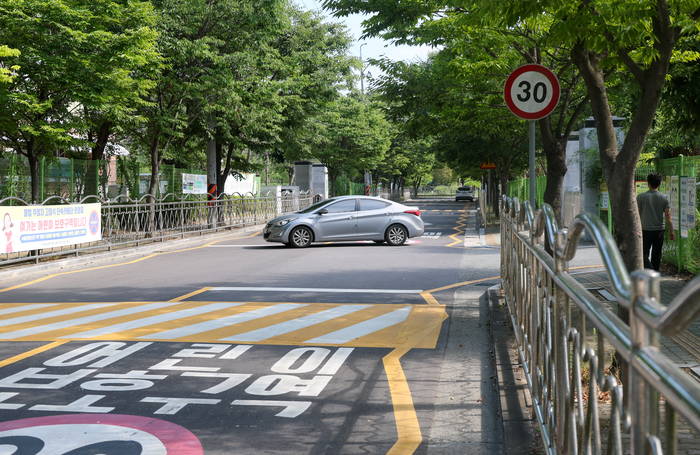 한 차량이 도로 한가운데에서 불법 유턴을 하고 있다. 울산 중구 다운동 670번지 일원의 이 도로는 학교 진입도로로, 끝부분이 막힌 구조라 진입한 차들은 돌아나가기 위해 불법 유턴을 해야만 한다. 최지원 기자
