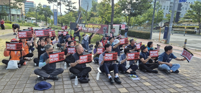 전국공무원노동조합 울산지역본부가 27일 한국도로교통공단 앞에서 집회를 열고 “국립재난안전연구원 폭염 전문가의 부당해고 철회하라”고 촉구했다. 전국공무원노조 울산본부 제공