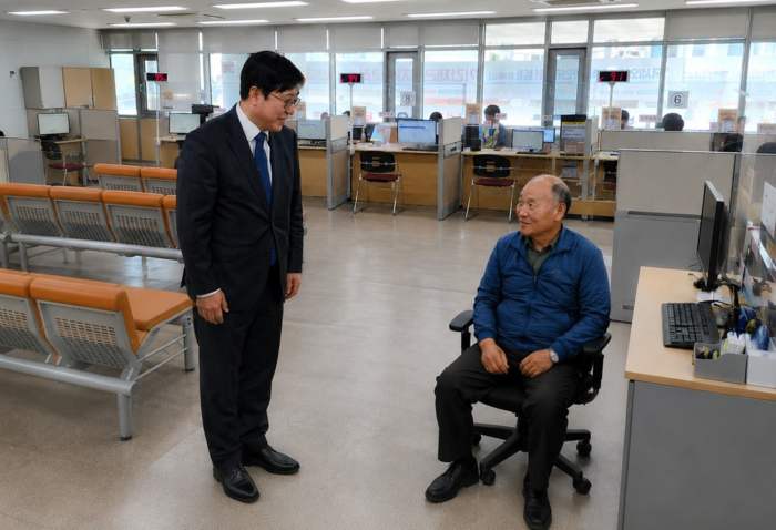 오상훈 부산국세청장(왼쪽)이 2026년 1기 확정 부가가치세 신고기간을 맞아 지난 27일 부산진세무서 산고 창구를 방문, 납세자와 대화를 나누고 있다. 부산국세청 제공
