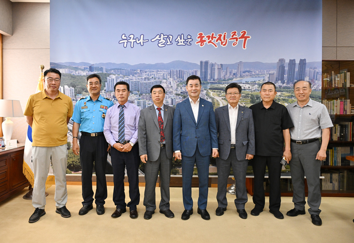 울산 중구가 28일 중구청 구청장실에서 김영길 중구청장과 울산개인택시운송사업조합 임원진 등 11명이 참석한 가운데 택시운송사업 활성화를 위한 간담회를 진행했다. 중구 제공