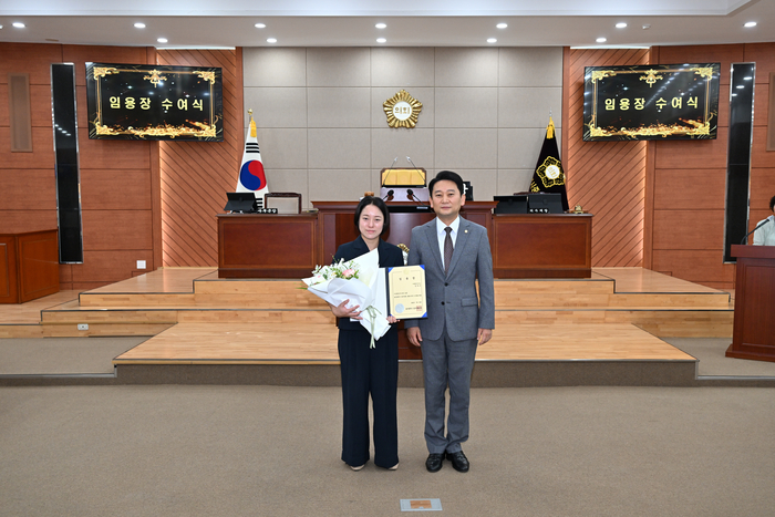 울산중구의회는 28일 본회의장에서 7월 수시인사를 통해 승진자에게 임용장을 전달했다. 중구의회 제공