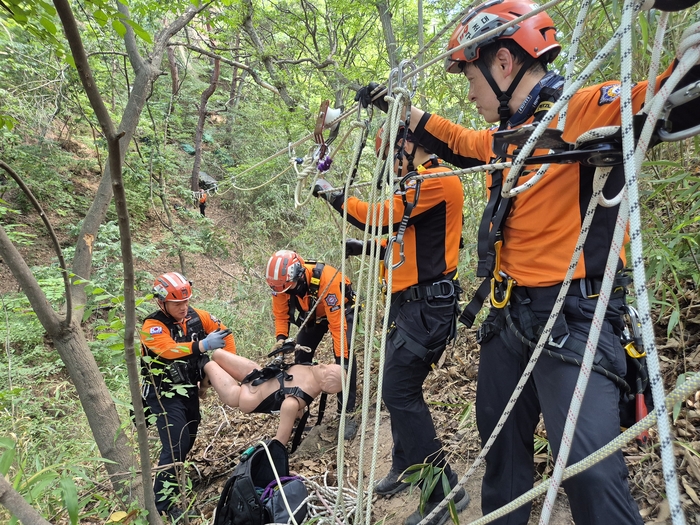 울산 북부소방서는 27일부터 29일까지 3일간 북구 창평천 및 신명천 일원에서 여름철 자연재해 대비 계곡 고립·급류 사고 인명구조훈련을 실시한다. 북부소방서 제공