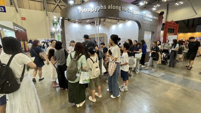 울산시가 마련한 반구천의 암각화 전시 부스는 ‘바위에 남겨진 7,000년의 기록, 반구천의 암각화’를 주제로 꾸며져 큰 인기를 끌었다.