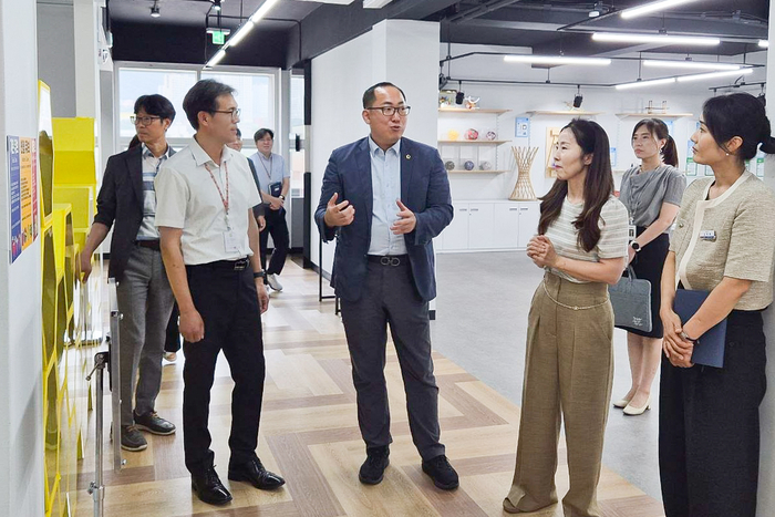 손근호 울산시의회 부의장은 28일 오후 울산시교육청 관계자들과 함께 울산수학문화관과 북구 호계동 이전 예정부지를 차례로 찾아 이전사업 추진 현황을 점검하고 향후 추진 방향을 논의했다. 울산시의회 제공
