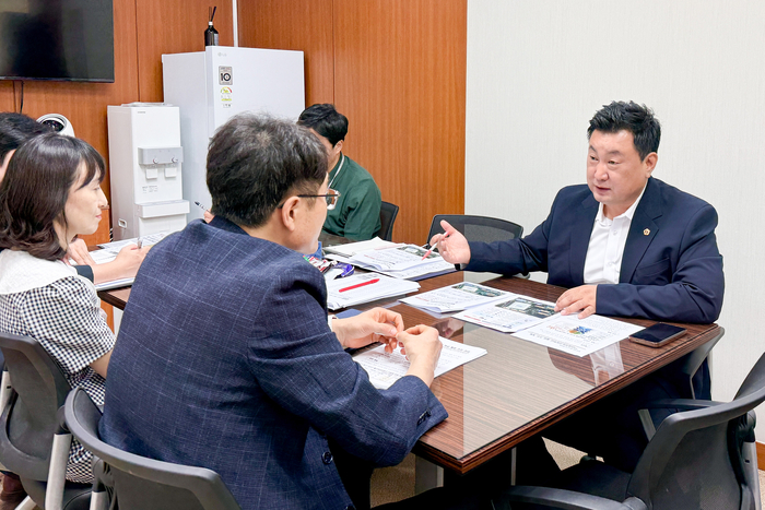 안대룡 울산시의원은 28일 시의회 2층 의원연구실에서 울산광역시교육청 관계 부서로부터 울산여자상업고등학교와 울산미용예술고등학교의 통합을 비롯한 학령인구 감소 대응 학교 통폐합 추진현황을 보고받고 세심한 통합 준비를 부탁했다. 울산시의회 제공