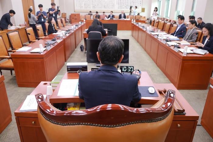 24일 국회에서 열린 법제사법위원회 법안심사제1소위원회에서 소위원장인 더불어민주당 김승원 의원이 회의를 진행하고 있다. 이날 소위에서는 검찰 보완수사권 폐지 등을 포함해 형사소송법 개정안 심사를 이어간다. 연합뉴스