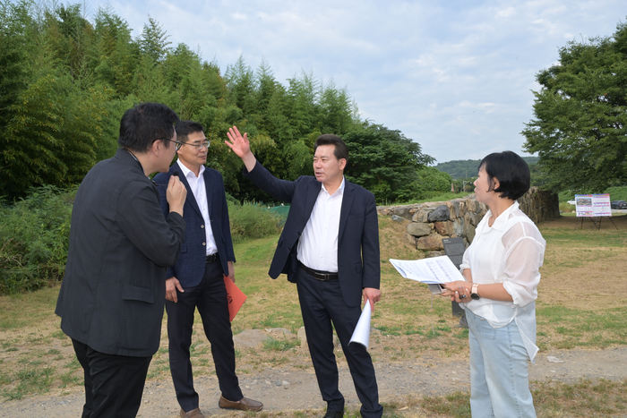 임현철 울산 남구청장이 28일 국가유산 사적 울산 개운포 경상좌수영성을 방문해 ‘울산 개운포 경상좌수영성 종합정비계획 용역’ 추진 상황을 점검하고, 체계적인 원형 보존과 정비 방향을 논의하는 현장 행정을 펼쳤다. 남구 제공