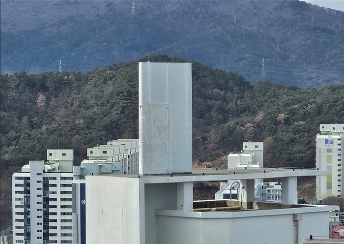 울산 울주군 온양읍 여울목아파트 옥상의 철근콘크리트 구조물.