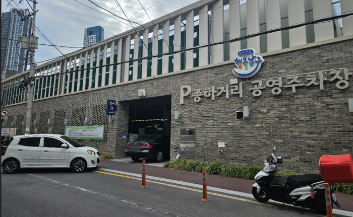 28일 오후 만차 상태인 종하거리 공영주차장에 차량들이 기다리고 있다.