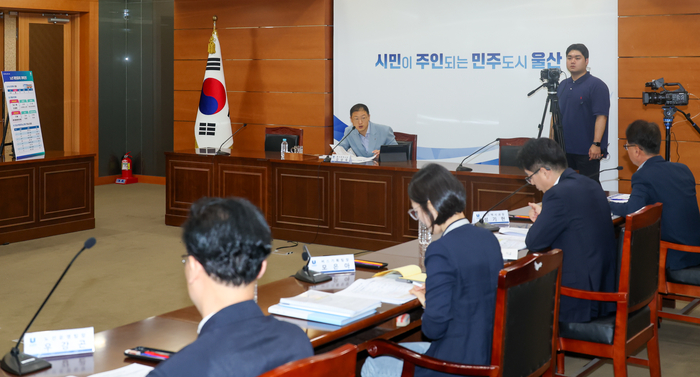 울산시 대중교통 관련 현안 회의 열린 28일 울산시청 상황실에서 김상욱 울산시장이 회의를 주재하고 있다. 최지원 기자