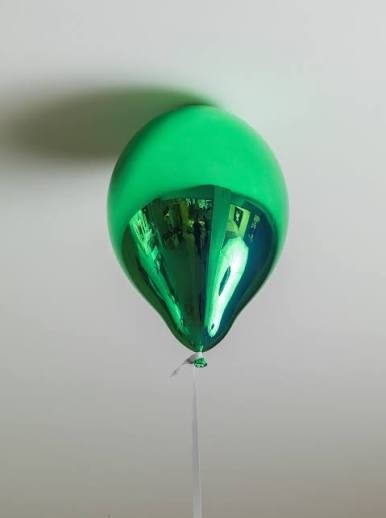 예페 하인 ‘Green Mirror Balloon’, 2017 강화플라스틱, 금속광택제, 자석, 끈 26×26×40cm