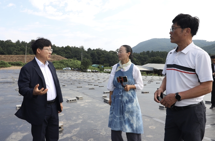 조용식 교육감이 29일 최근 불법 폐기물 매립으로 논란이 된 두서면 내외리 일원을 방문해 이재근 학생교육원장, 주민 비상대책위원회 관계자들과 현장을 확인하고 있다. 울산교육청 제공