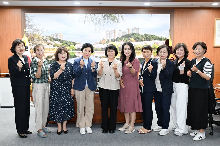 울산광역시의회 이영해 의장이 29일 오후 시의회 의장실을 방문한 한국여성경제인협회 울산지회(지회장 송해숙) 임원진들과 환담을 나눈 뒤 함께 기념촬영을 하고 있다. 울산시의회 제공