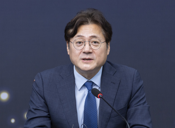 홍익표 청와대 정무수석이 조국혁신당 신장식 대표 취임 축하 인사를 하기 위해 29일 국회 내 혁신당을 방문해 인사말을 하고 있다. 연합뉴스