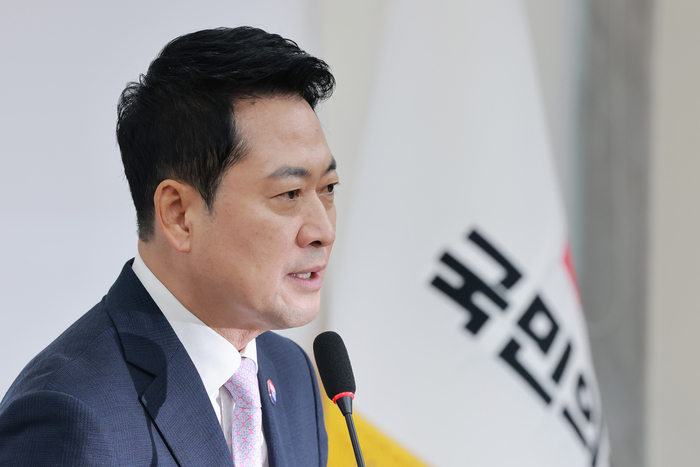 국민의힘 장동혁 대표가 29일 국회에서 전날 ‘현직 대통령 연임 개헌은 국민 선택의 문제’라고 한 조정식 국회의장의 발언, 선관위 특검 등 현안과 관련해 기자회견하고 있다. 연합뉴스