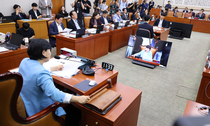 서영교 위원장이 29일 국회에서 열린 법제사법위원회 전체회의에서 형사소송법 개정안의 안건조정위원회 회부를 의결한 뒤 의사봉을 두드리며 정회를 선포하고 있다. 연합뉴스