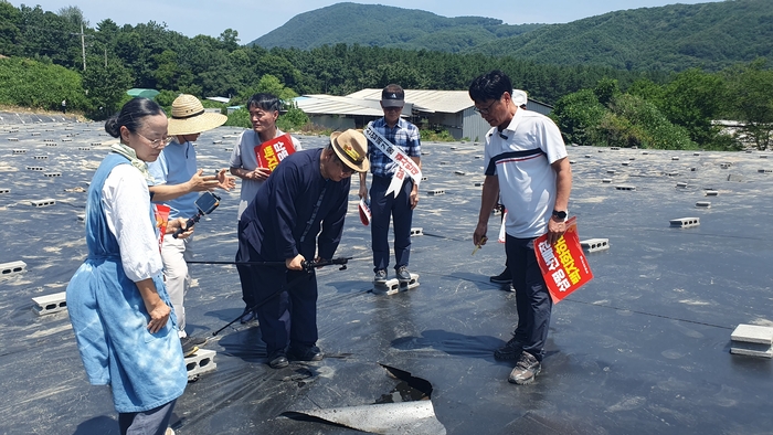 국민권익위원회 집단갈등조정기획과 관계자 2명이 29일 울주군 두서면 내와리 현장과 북구 상안동 현장 등을 잇따라 방문했다. 울산환경운동연합 제공