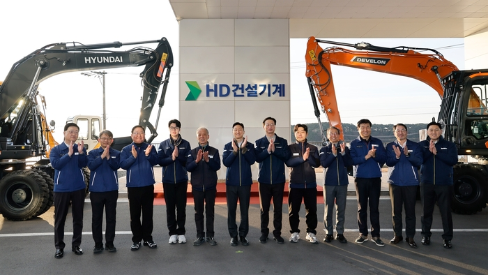 HD현대 정기선 회장(왼쪽 여섯번째)이 지난 1월 1일 울산캠퍼스에서 열린 HD건설기계 현판 제막식에서 HD건설기계 문재영 사장(왼쪽 일곱번째) 등 주요 경영진과 함께 기념촬영을 하고 있다.
