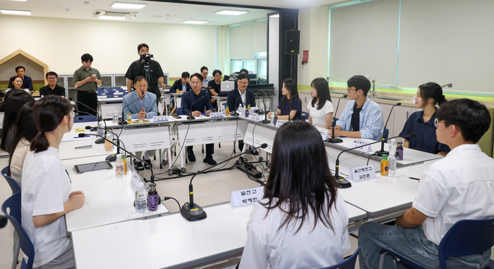 김상욱 울산시장이 29일 북구 동천고등학교에서 북구 지역 고등학생들과 시내버스 불편사항 및 개선방안 등에 대해 논의하고 있다. 최지원 기자