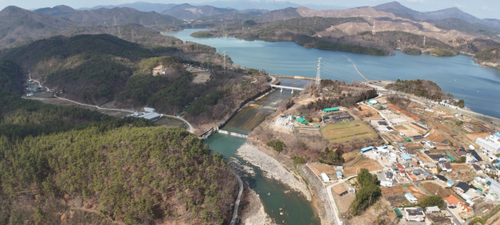 상수원보호구역 규제로 개발이 제한된 울산 웅촌은 인구 감소와 생활 인프라 부족에 직면한 반면, 인접한 양산 웅상은 개발을 거듭하며 인구 10만 도시로 성장해 극명한 대비를 보이고 있다. 사진은 회야댐 전경. 울산매일 포토뱅크