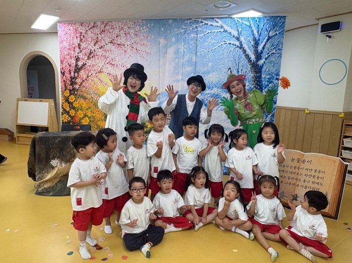 삼남초 병설유치원 유아들이 20일 울산교육청이 주관한 ‘찾아가는 울산사랑놀이터’ 공연을 관람하고 기념사진을 찍고있다. 울산교육청 제공