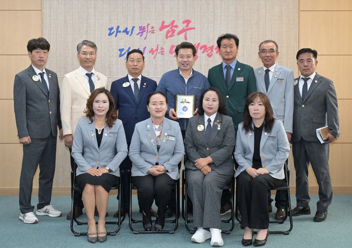 임현철 남구청장이 29일 인사차 방문한 국제라이온스협회 355D지구 엄말섭 총재를 비롯한 신임 총재단과 기념촬영을 하고 있다. 남구 제공