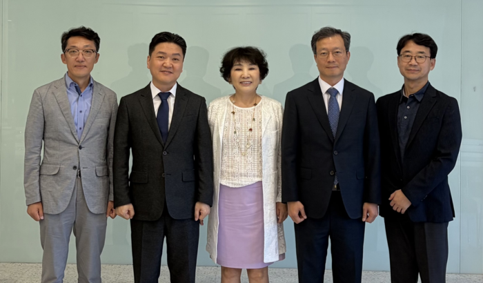 노원철 울산세무서장(왼쪽 두번째)과 권순락 동울산세무서장(오른쪽 두번째)이 신임 인사차 본사를 찾아 이연희 대표이사(가운데)와 환담을 나눈뒤 기념촬영을 하고 있다.