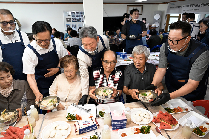 현대차 노사가 29일 북구 양정경로당에서 ‘H-지역동행 삼계탕 데이’ 행사를 마련한 가운데 이동권 북구청장, 현대차 노사 관계자 등이 배식 봉사에 참여하고 있다. (왼쪽부터 염선용 북구자원봉사센터 이사장, 이동권 북구청장, 김판규 현대차 국내생산지원사업부장, 전영삼 현대차지부 부지부장) 현대차 제공