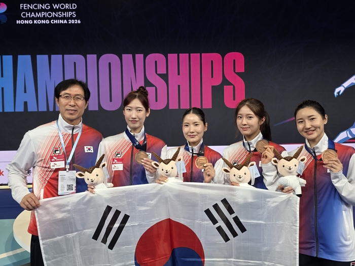 울산시청 펜싱팀 소속 이혜인이 대한민국 여자 에뻬 대표팀의 일원으로 2026 세계펜싱선수권대회 여자 에뻬 단체전에서 동메달을 획득하며 세계 정상급 기량을 다시 한번 입증했다. 왼쪽부터 함재만 여자에페 대표팀 코치, 임태희, 송세라, 양승혜, 이혜인. 시체육회 제공