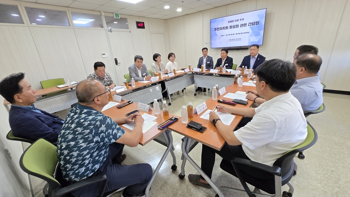 울산북구의회 최병협 부의장은 30일 의회 다목적실에서 ‘북구 주민자치협의회 소속 8개 동 주민자치회 회장들과 간담회를 열고 주민자치회 위상 강화와 운영 활성화 방안을 논의했다. 최병협 의원 제공