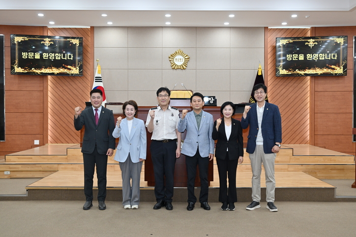 울산중구의회가 30일 오성호 신임 중부소방서장과 환담을 갖고 안전 중구 실현을 통한 구민 재산과 생명 보호에 뜻을 함께했다. 중구의회 제공