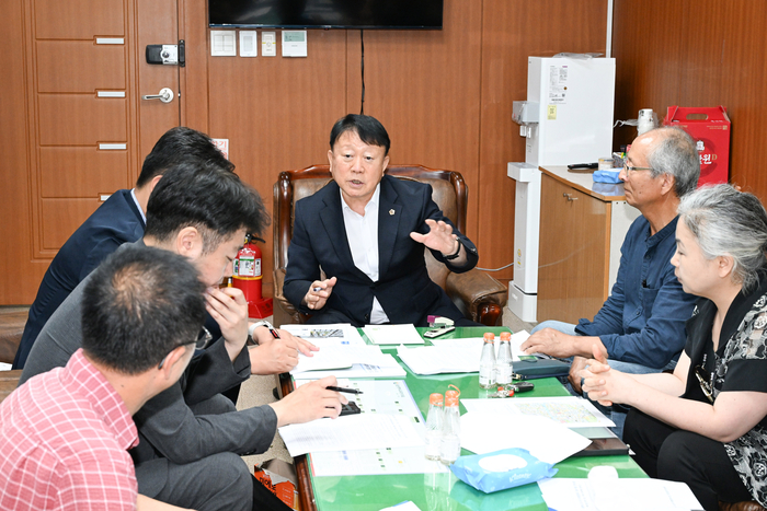 울산시의회 박용걸 의원은 30일 시의회 연구실에서 남구 신정동 B-16 재개발 정비예정구역 주민 및 추진위원회 관계자, 남구의회 안정원 의원 등과 간담회를 가졌다. 울산시의회 제공