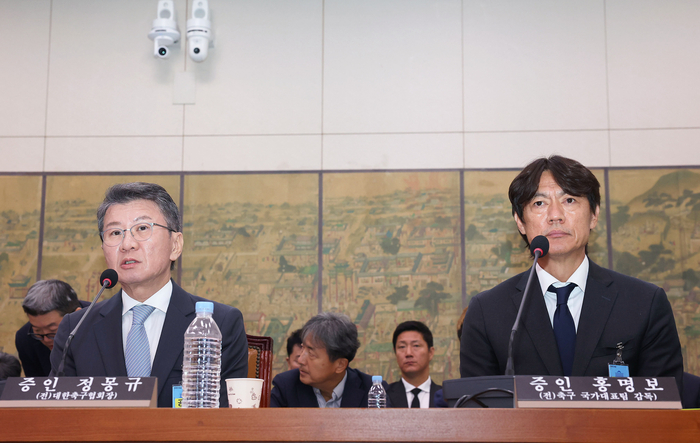 정몽규 전 대한축구협회장(왼쪽)이 30일 국회 문화체육관광위원회에서 열린 대한축구협회 현안 관련 청문회에서 의원 질의에 답하고 있다. 정 회장 오른쪽은 홍명보 전 축구대표팀 감독. 연합뉴스