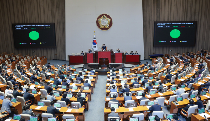 30일 국회에서 열린 7월 임시국회 제3차 본회의에서 ‘제9회 전국동시지방선거 투표용지 부족 사태 등 국민참정권 침해 의혹 진상규명을 위한 특별검사의 임명 등에 관한 법률안’이 통과되고 있다. 연합뉴스